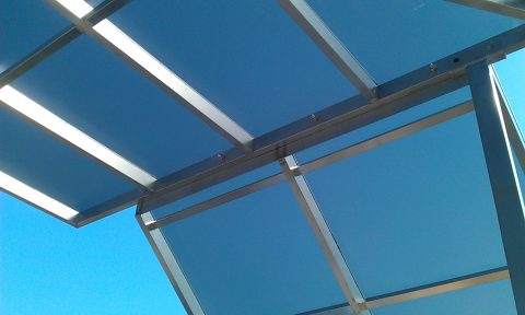 屋外通路用　屋根・手摺 1- 愛知県名古屋市で金属加工の有限会社ニーズ工業製作