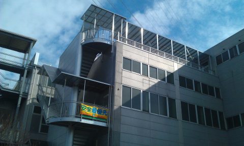 屋外通路用　屋根・手摺 3- 愛知県名古屋市で金属加工の有限会社ニーズ工業製作