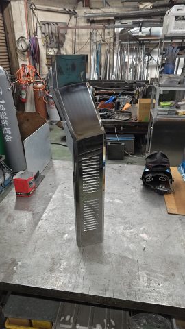 バキュームカーマフラー用ステンレスカバー④ - 愛知県名古屋市で金属加工の有限会社ニーズ工業製作